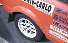 白いホイールのオーバーフェンダー