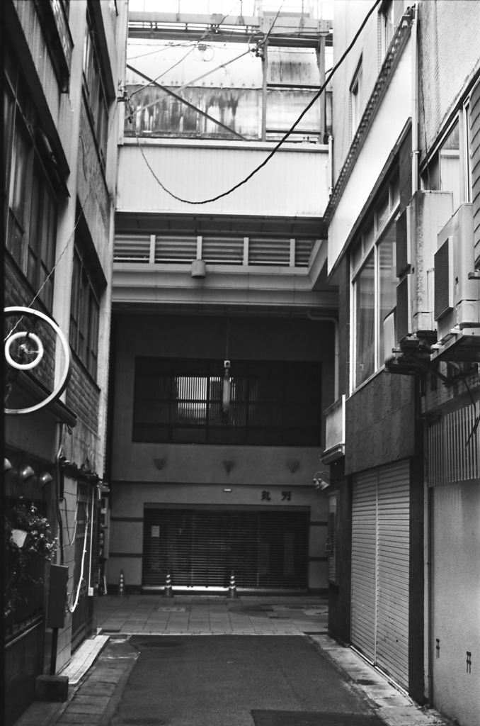 振り返る柳ケ瀬商店街
