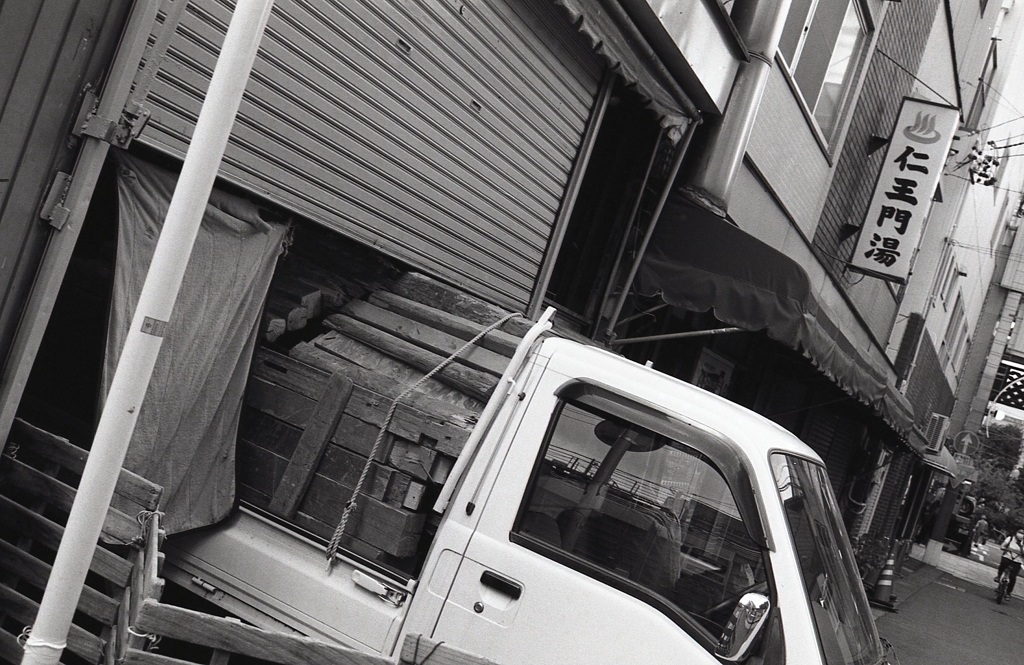 解体資材の銭湯の薪