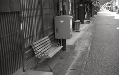 街道のポストとベンチ
