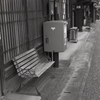 街道のポストとベンチ