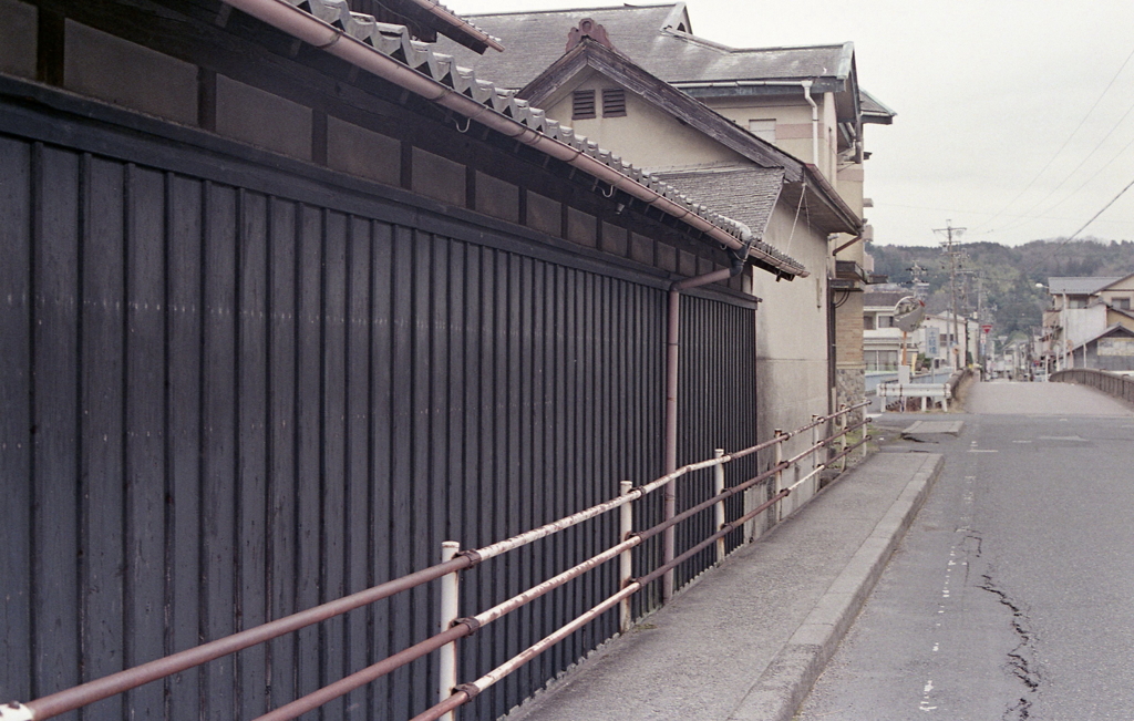土岐川に続く長い塀
