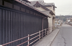 土岐川に続く長い塀