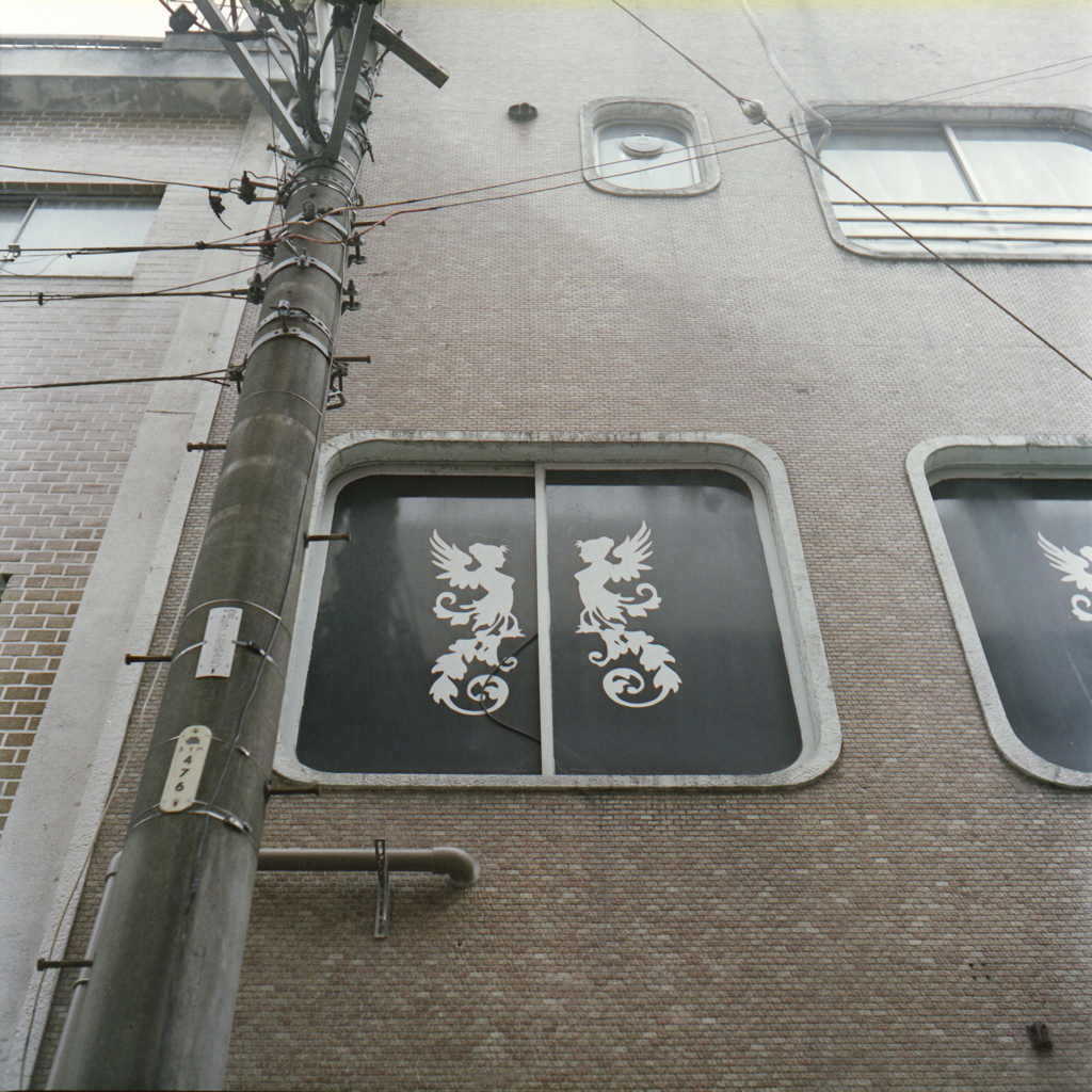 路地から見上げるビル