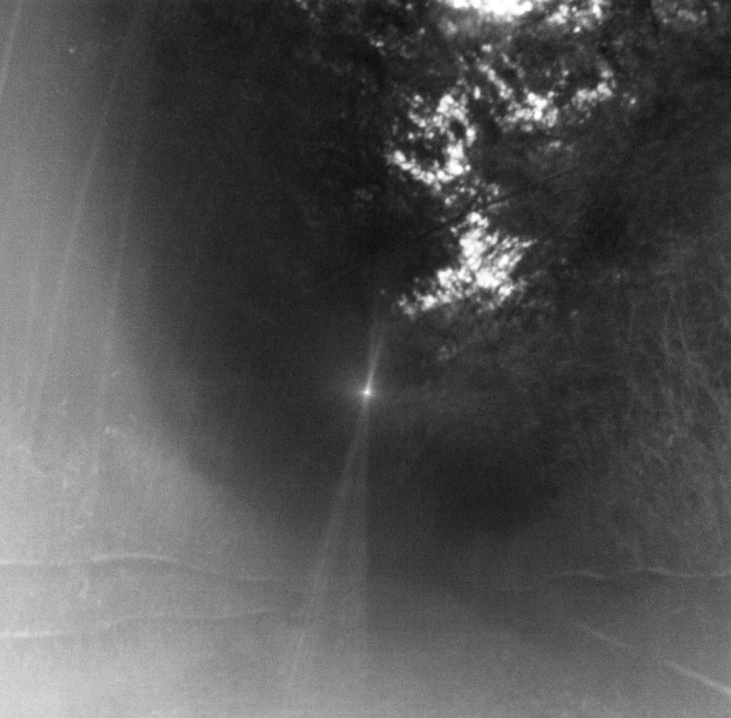 画像センターに針穴が…