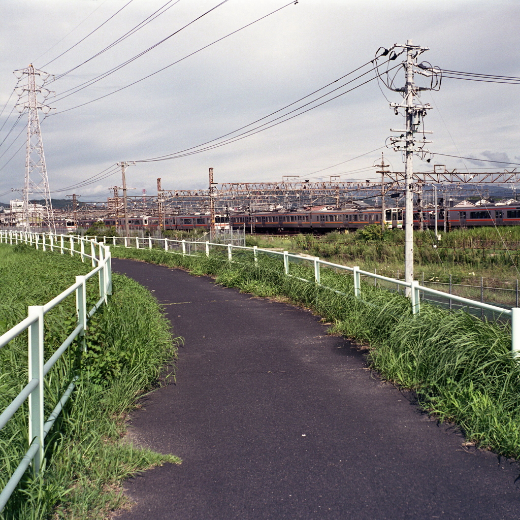ＪＲ車両区の見えるサイクルロード