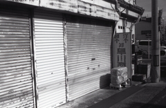 シャッター閉じた洋傘卸のお店　～名古屋モノクロウォーク