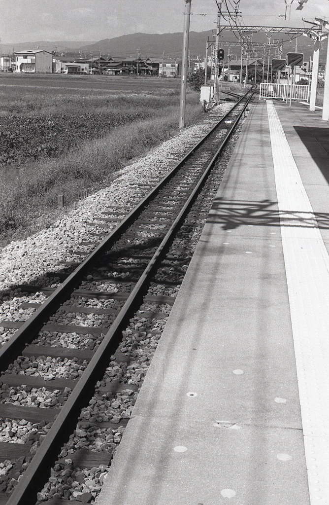 北勢線「おおいずみ」駅ホームに立つ