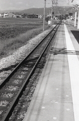 北勢線「おおいずみ」駅ホームに立つ