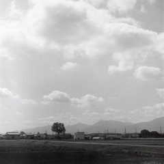 空と雲を押し上げて