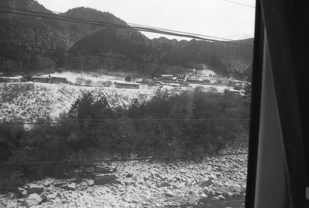 木曽川縁の残雪の車窓