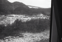 木曽川縁の残雪の車窓