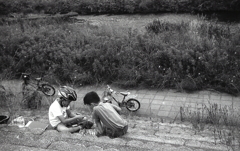 カードで遊ぶ子供達