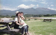 浅間の山と孫娘