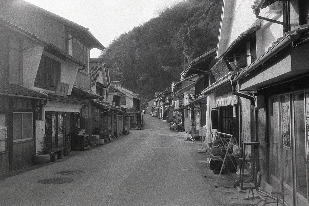 山々に囲まれる足助の旧道