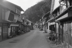 山々に囲まれる足助の旧道