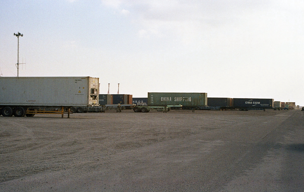 トレーラーを待つコンテナ群