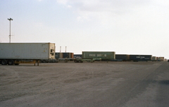 トレーラーを待つコンテナ群