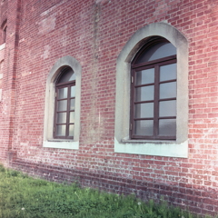 明治三十一年の煉瓦建物の窓