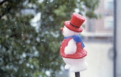 赤いシルクハットの雪だるま