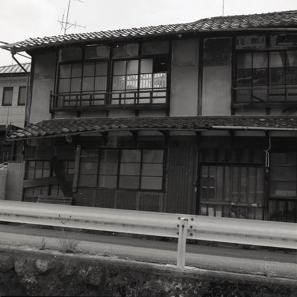屋根の抜けた空家　～瀬戸ぶら