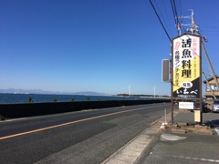 地元の人にお聞きして…昼飯でも。