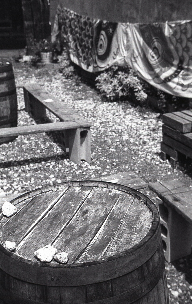 樽の置かれた広場