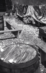 樽の置かれた広場