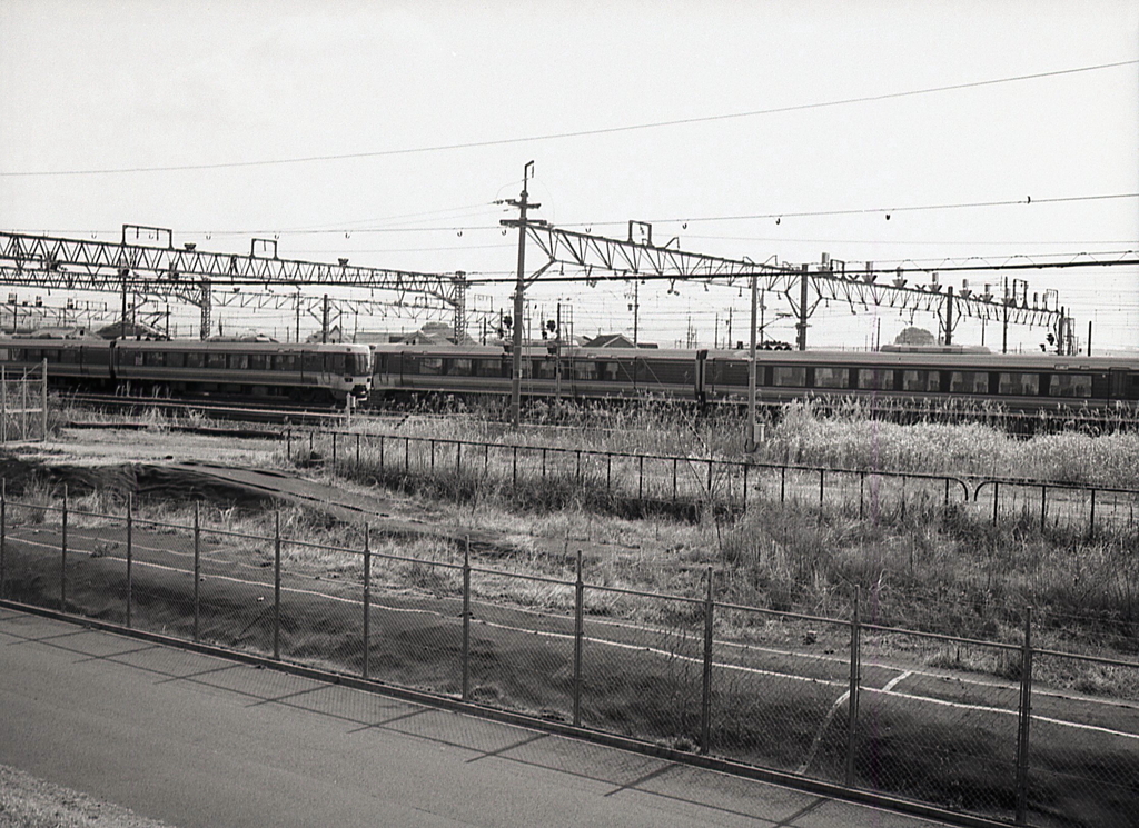 内津の土手から保線区の電車