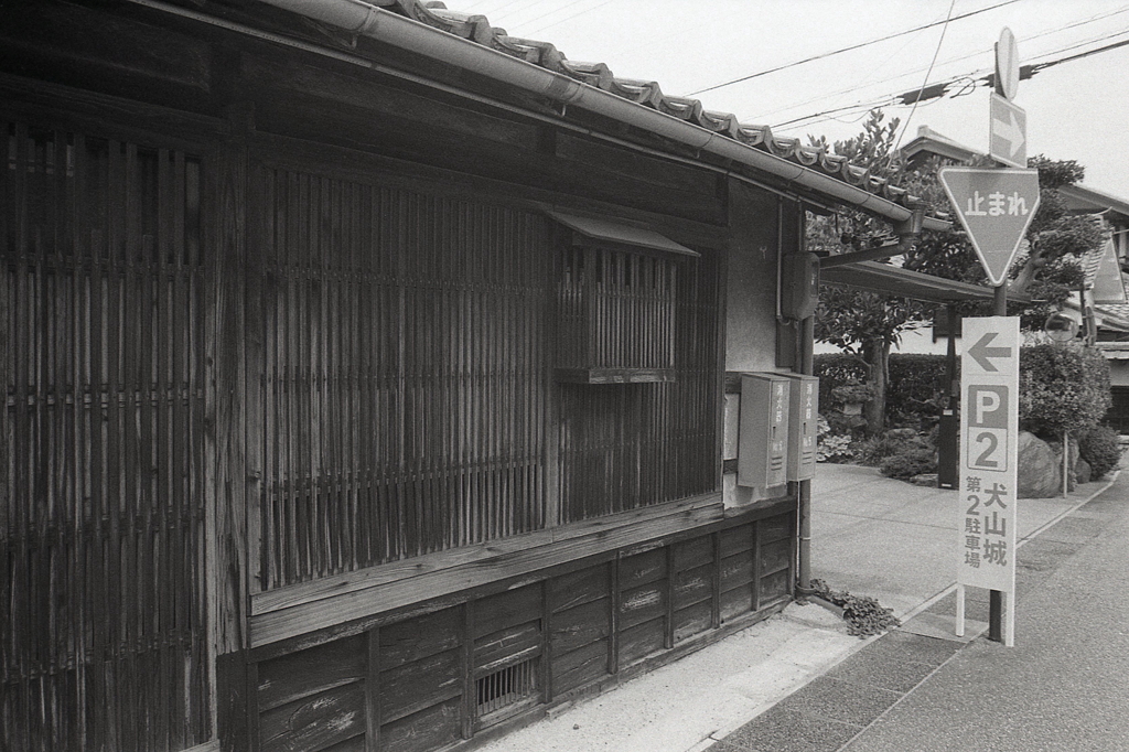 格子窓の神棚なのだろうか？
