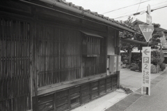 格子窓の神棚なのだろうか？