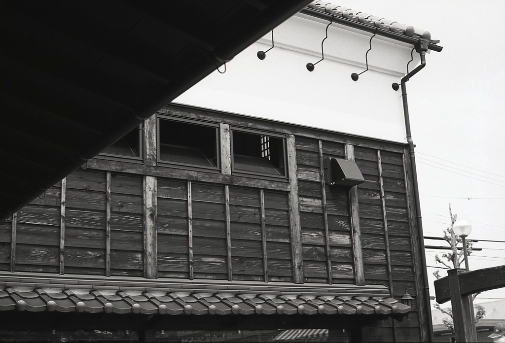 白い漆喰のような？蔵造り