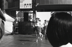 素足のままで…