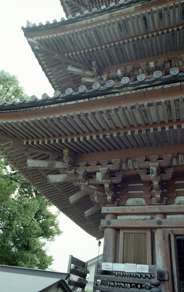 屋根裏のくすんだ朱