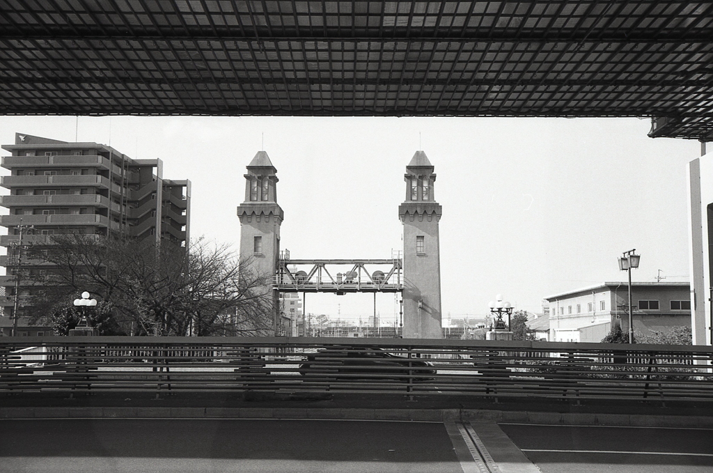 都市高と江川線に挟まれて