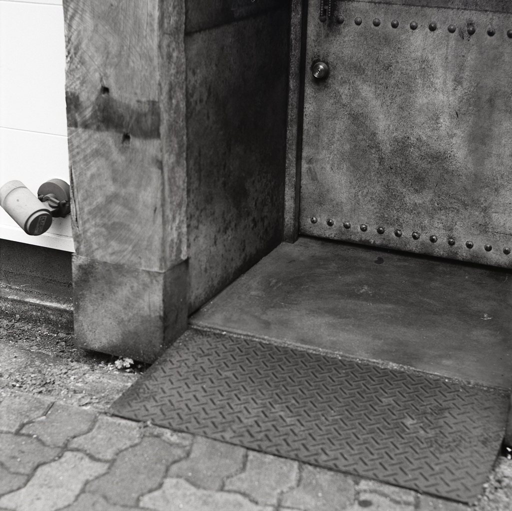 閉ざされた扉　～BAR 「dos」