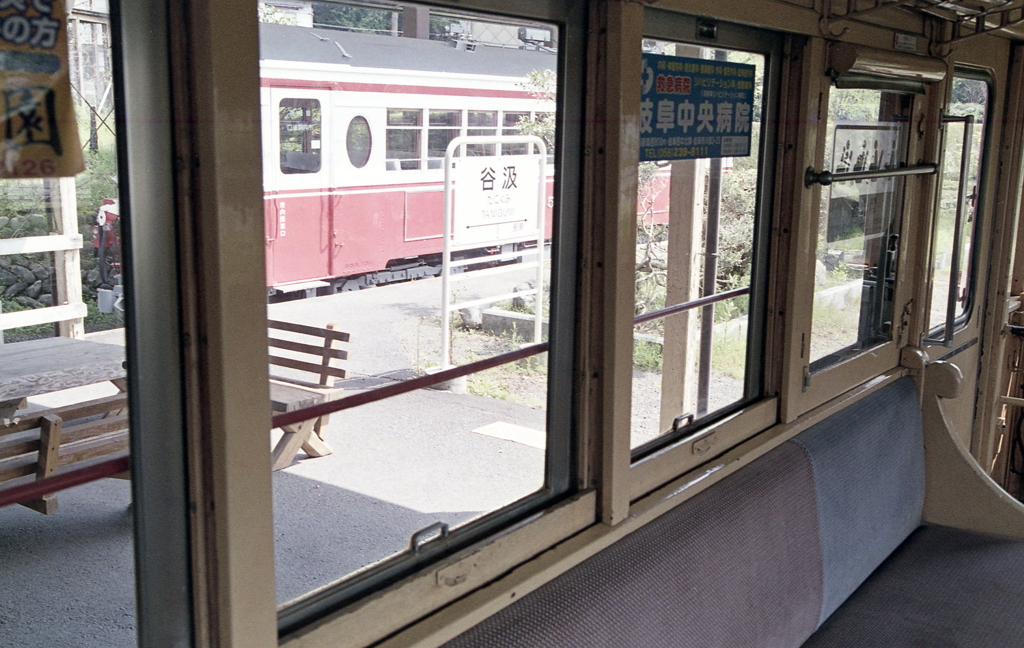 車窓の中の駅標とモ510形514号