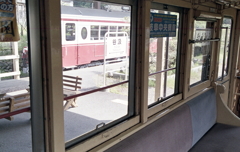 車窓の中の駅標とモ510形514号