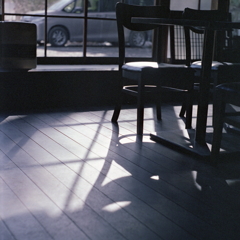 木床の椅子影