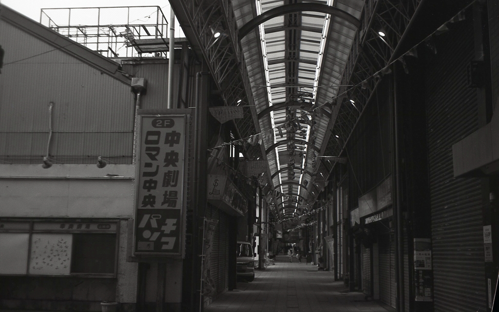 シャッター街のアーケード