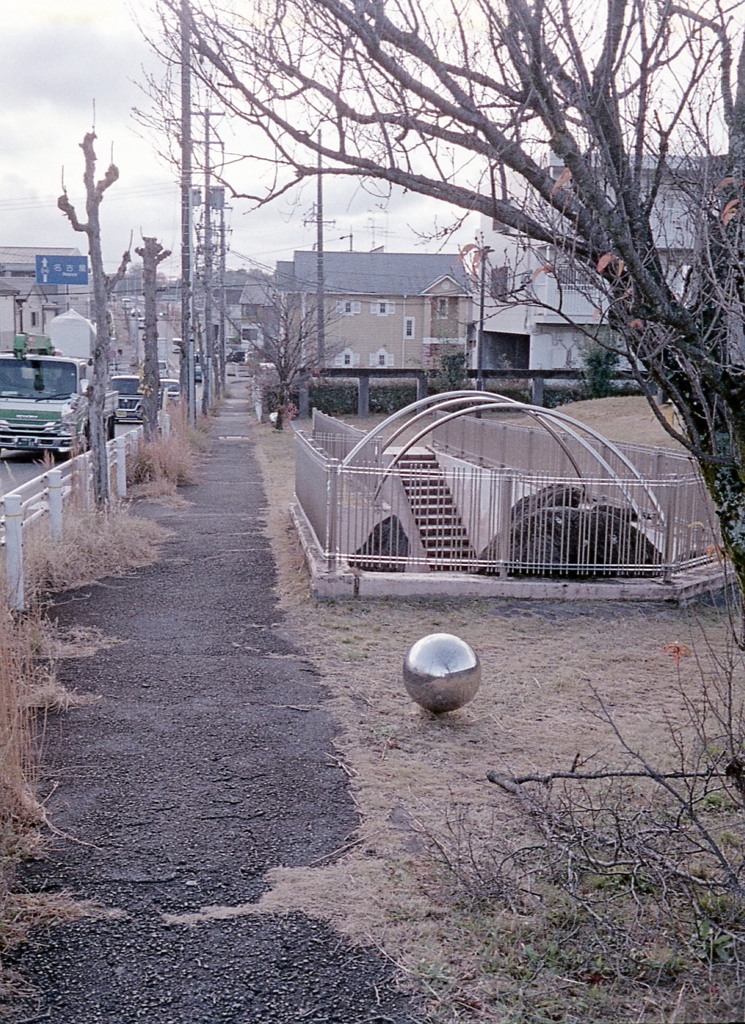 歩道脇の球体　～ある男の朝ぶら散歩