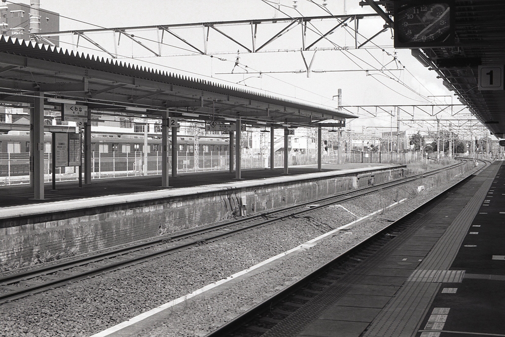 平日のJR桑名駅ホーム風景