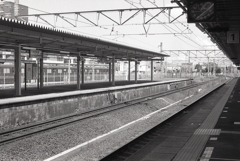 平日のJR桑名駅ホーム風景