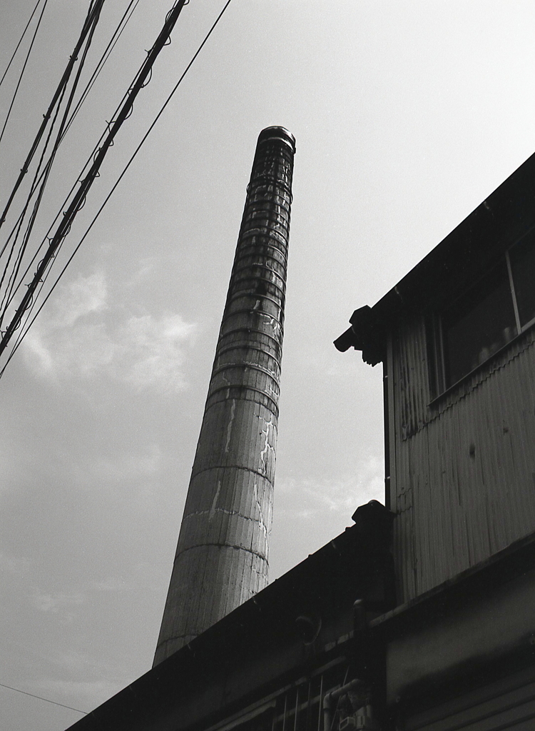 天高く突き出す銭湯の煙突