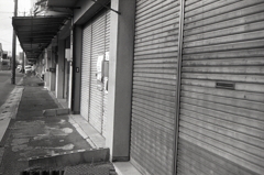 田舎町のシャッター長屋