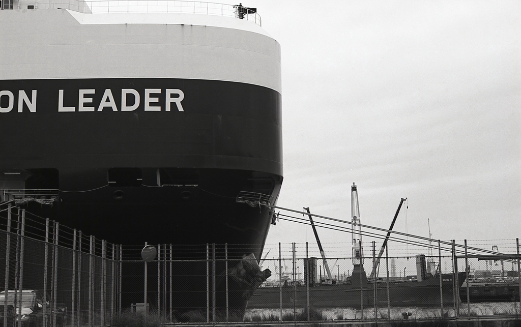 埠頭の自動車専用船