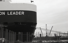 埠頭の自動車専用船