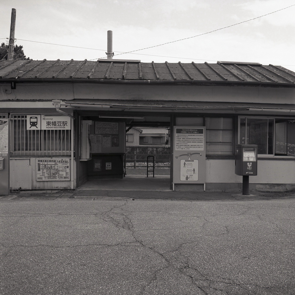 海の近くの無人駅