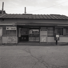 海の近くの無人駅