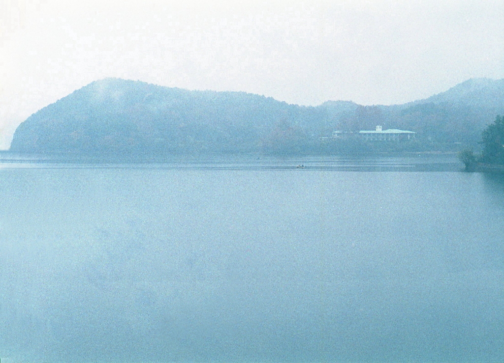 靄がかった水色の風景